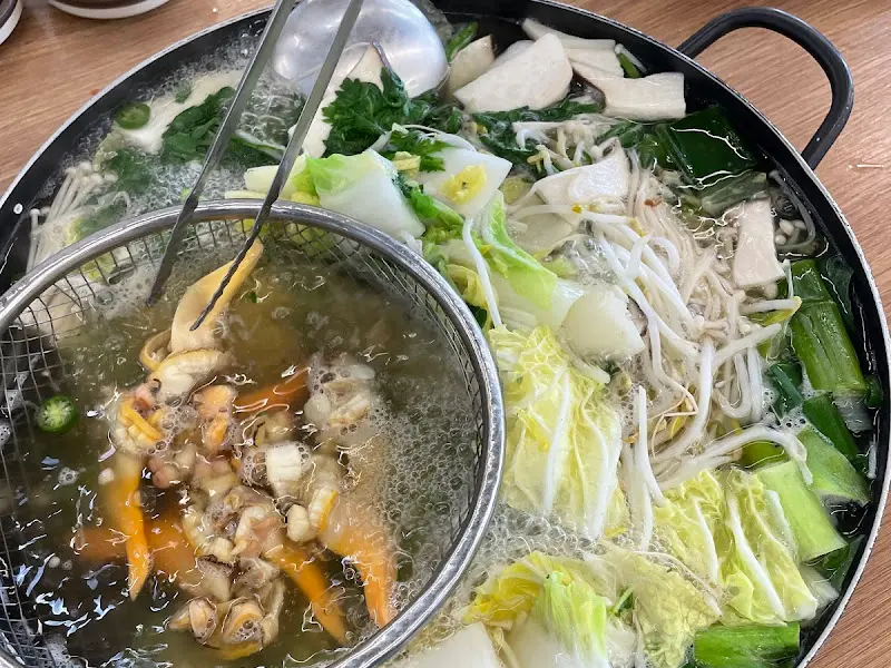 갈미조개와 채소가 어우러진 샤브샤브