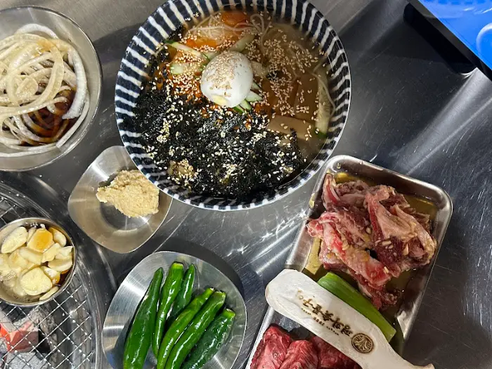 다양한 밑반찬과 함께 나온 메인 메뉴