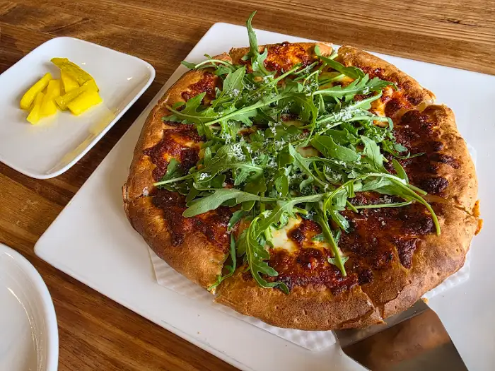 루꼴라가 듬뿍 올라간 화덕 피자