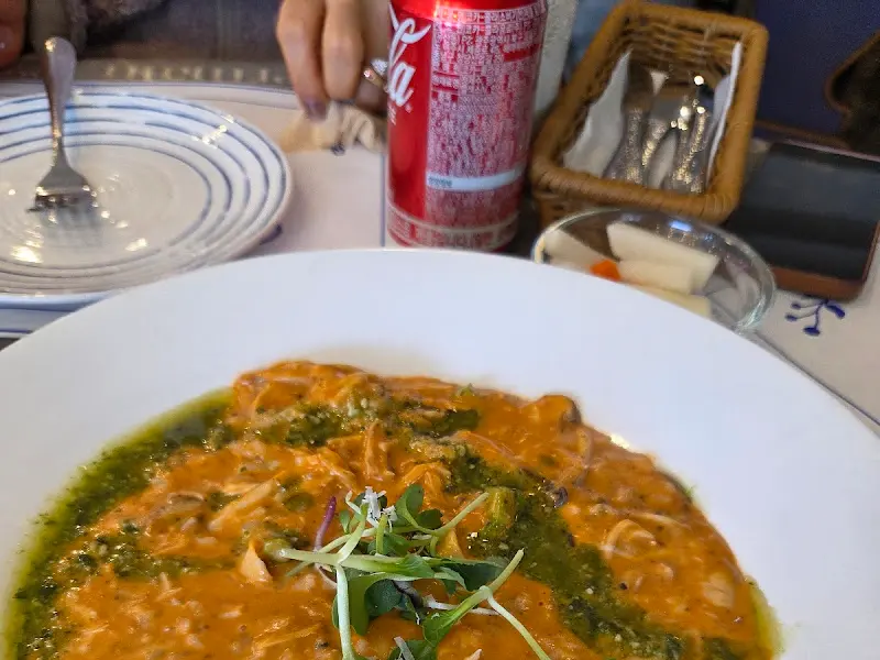 소스가 듬뿍 뿌려진 파스타