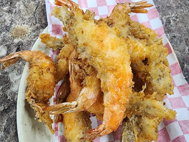 접시에 담긴 새우 튀김