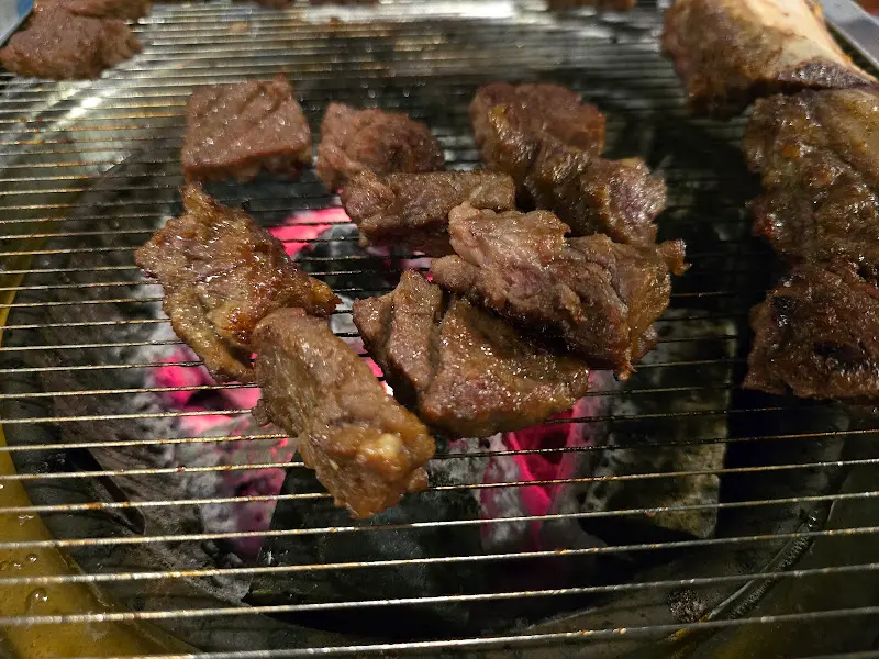 숯불 위에서 구워지는 갈비