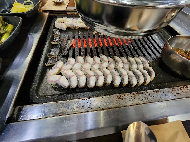 연탄불 위에서 구워지는 장어