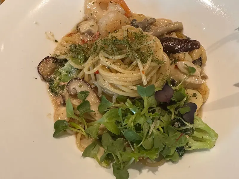 파스타 위에 올려진 신선한 채소, 건강한 맛을 더한다.