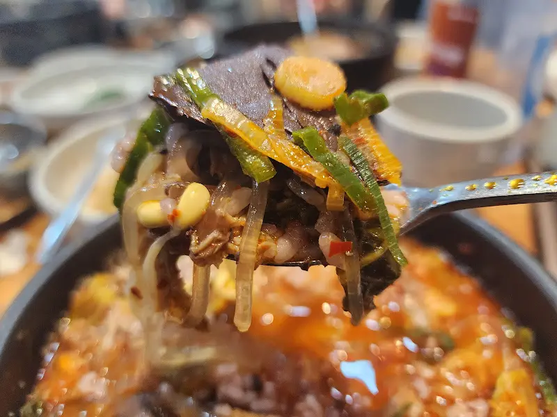 숟가락 위에 올려진 해장국 건더기