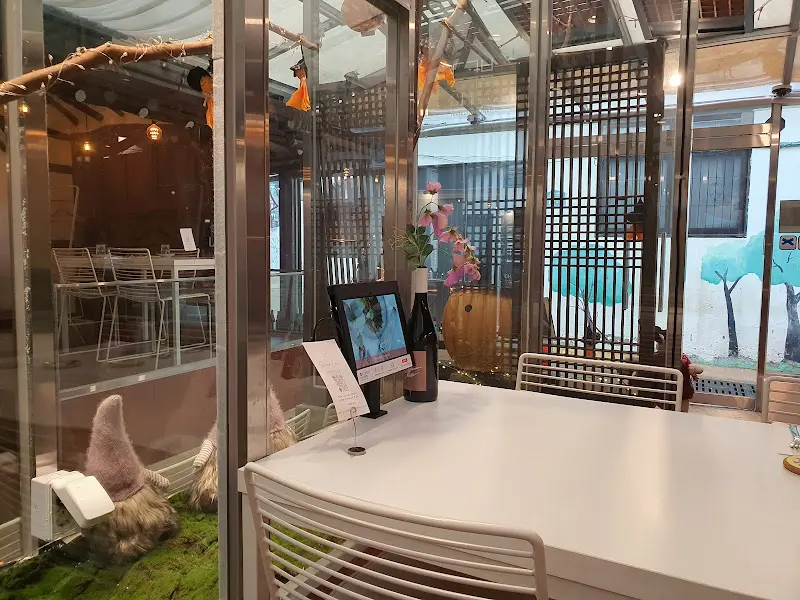 식당 내부 테이블 좌석