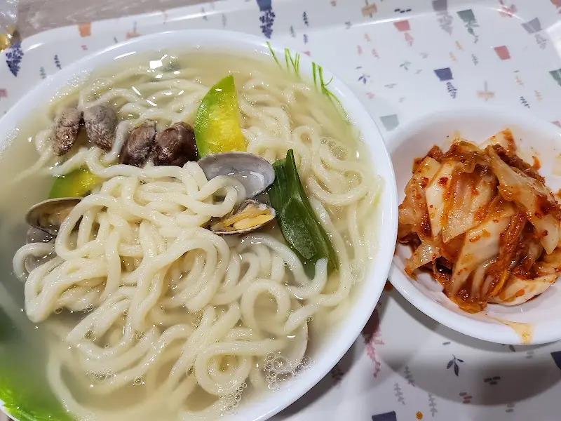 푸짐한 바지락 칼국수 한 그릇