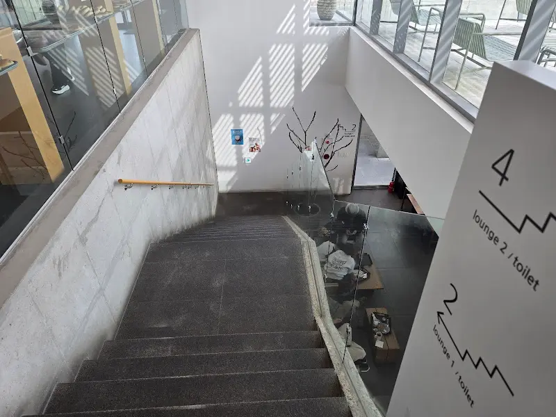 MAKE SEA COFFEE 2층으로 향하는 계단