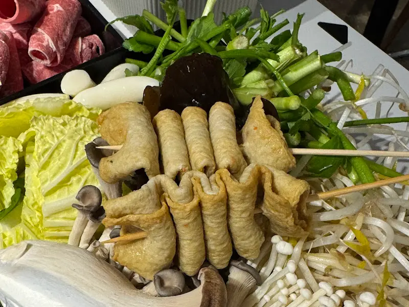 신선한 채소와 꼬치 어묵이 담긴 샤브샤브 재료