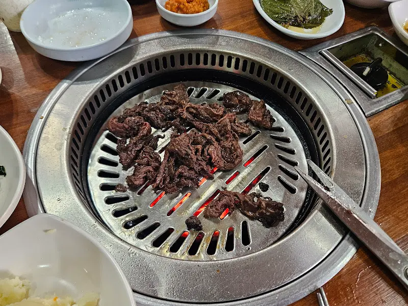 숯불 위에서 익어가는 한우 숯불불고기