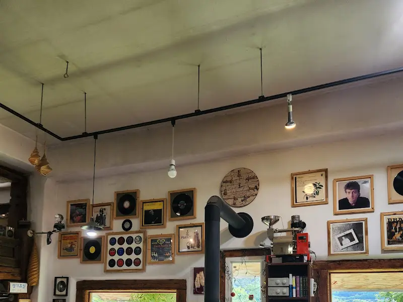 벽에 걸린 액자들