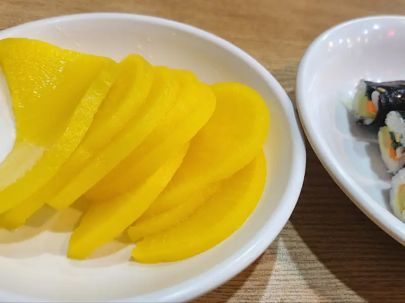 우동과 찰떡궁합, 단무지