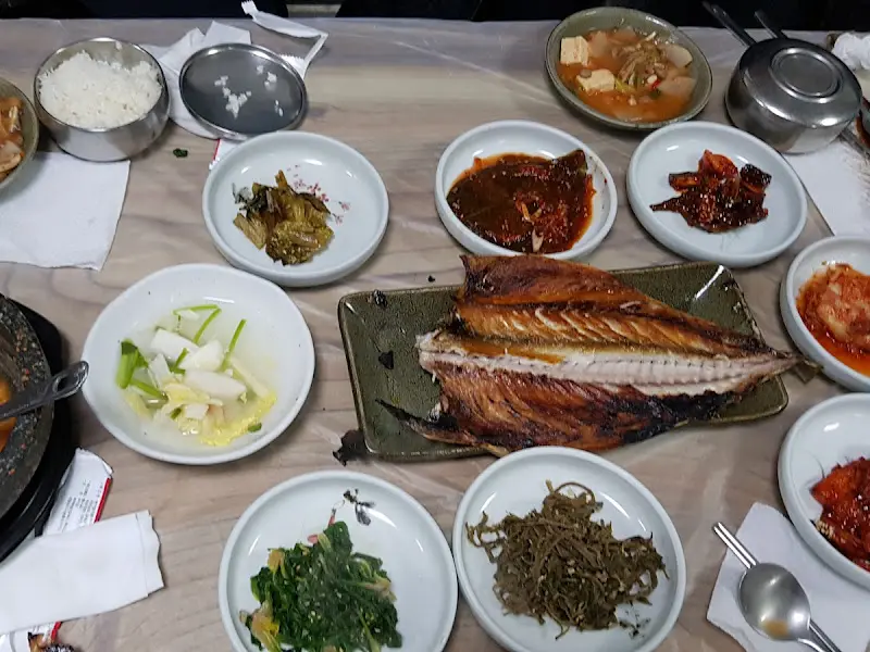 고등어구이와 다양한 반찬들