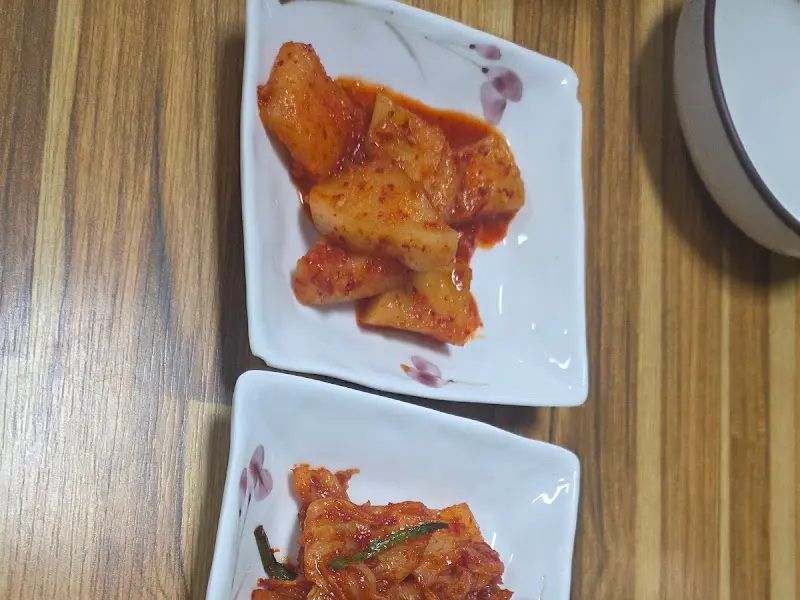 잘 익은 깍두기와 김치의 모습. 먹음직스러운 붉은 색감이 식욕을 자극한다.