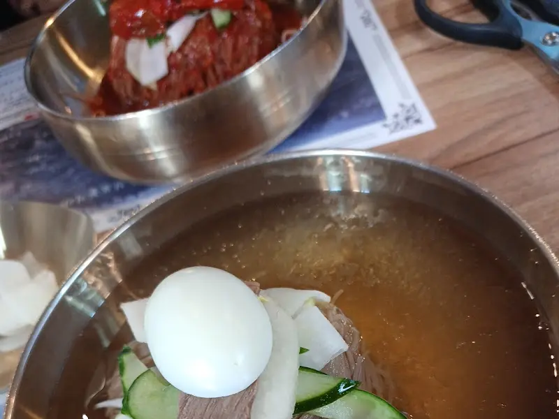 물냉면과 비빔냉면