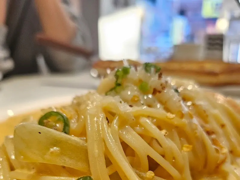 클로즈업된 시금치 크림 파스타