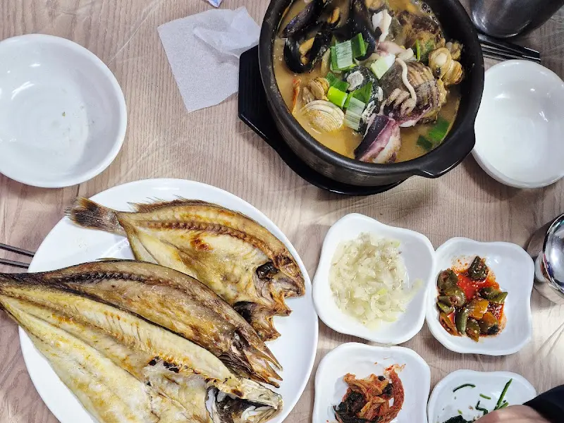 해물뚝배기, 생선구이, 밑반찬이 함께 차려진 푸짐한 한 상