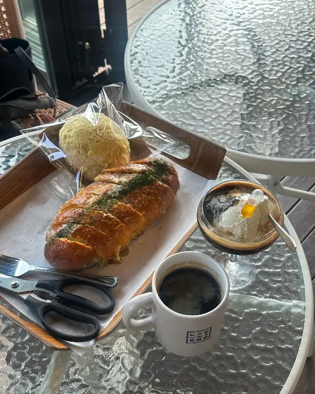 테이블에 놓인 빵과 커피