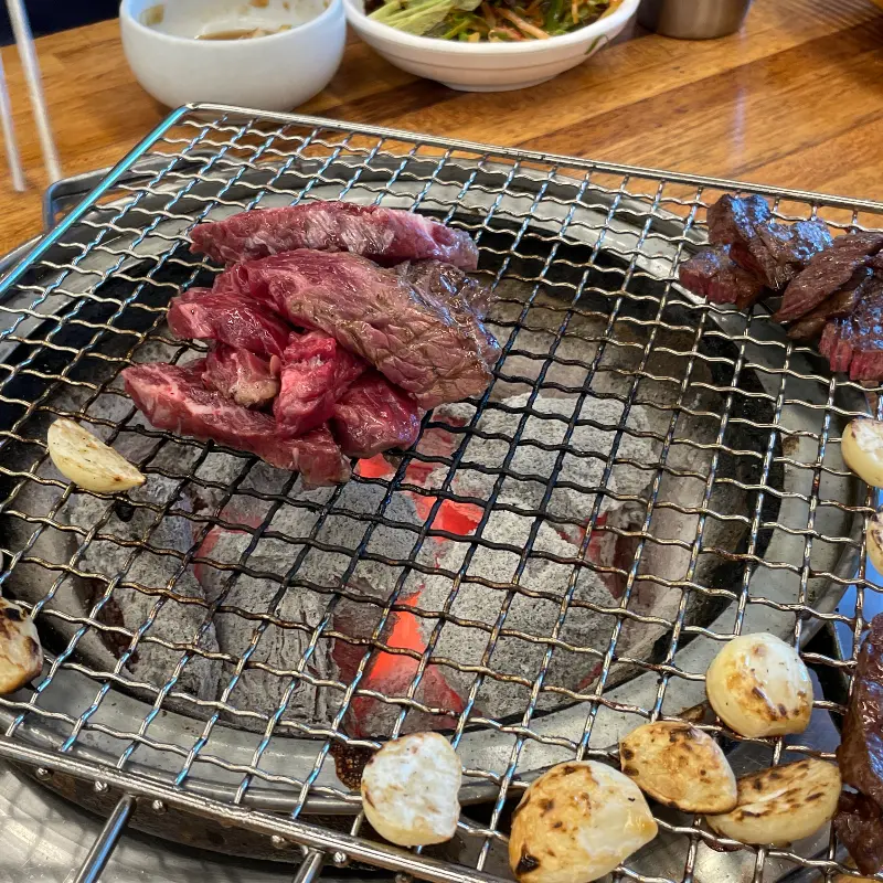 숯불 위에 구워지는 안창살