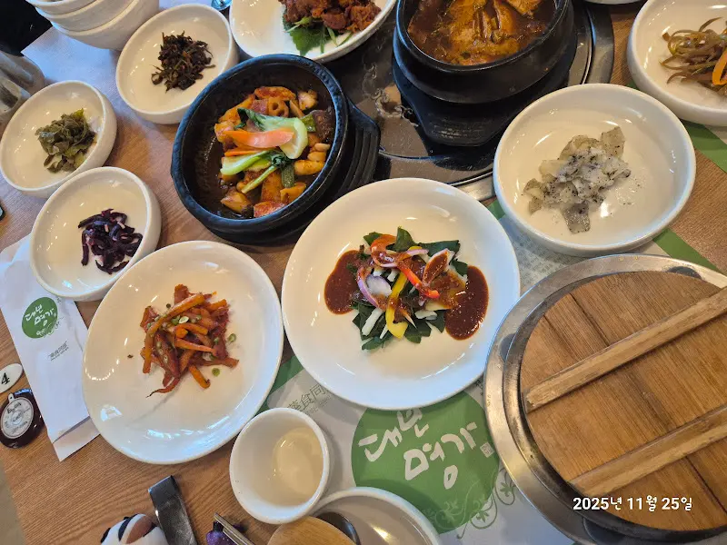 약초밥상 다채로운 반찬 구성