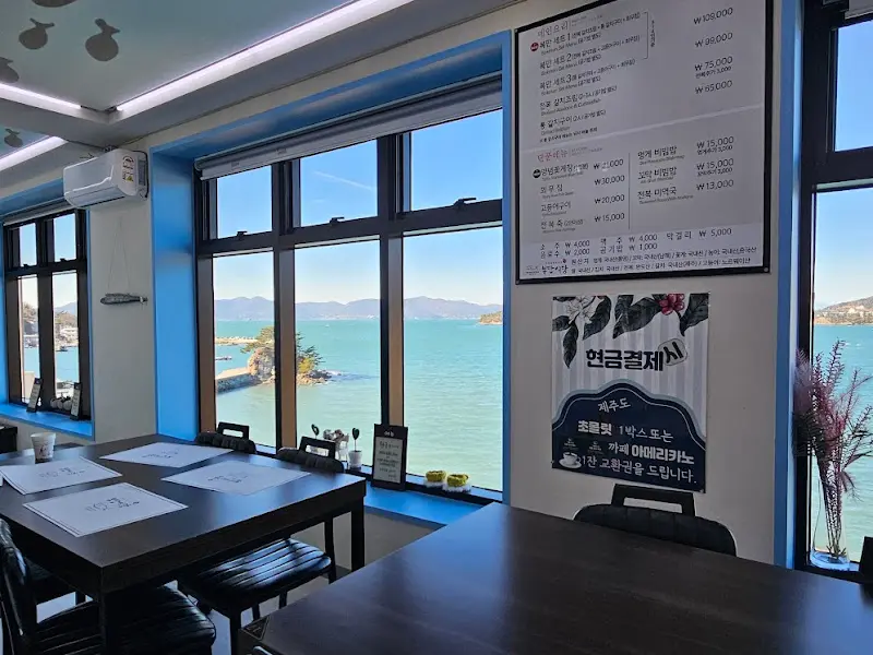 깔끔한 식당 내부