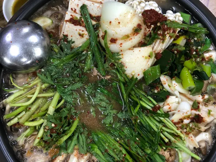 버섯전골 속 다양한 버섯과 재료