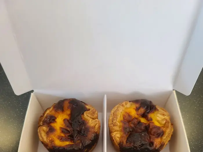 상자에 담긴 두 개의 에그 타르트