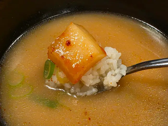 국물에 밥과 깍두기를 얹어 먹는 모습.