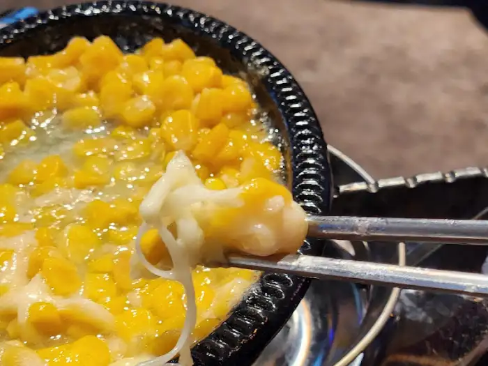 치즈가 녹아내리는 따뜻한 콘치즈