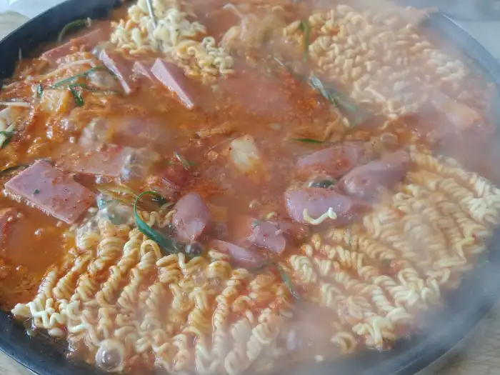 보글보글 끓는 부대찌개