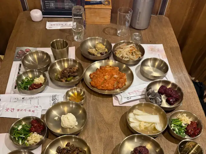 테이블에 차려진 다양한 반찬들