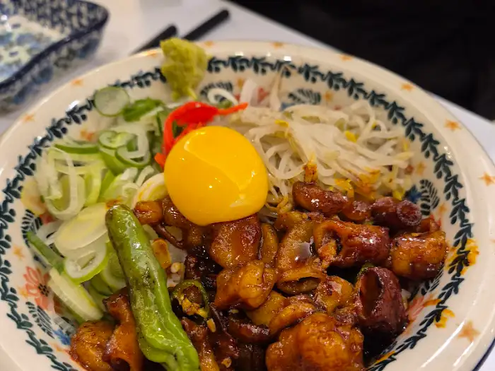 노른자가 올라간 곱창 대창 덮밥