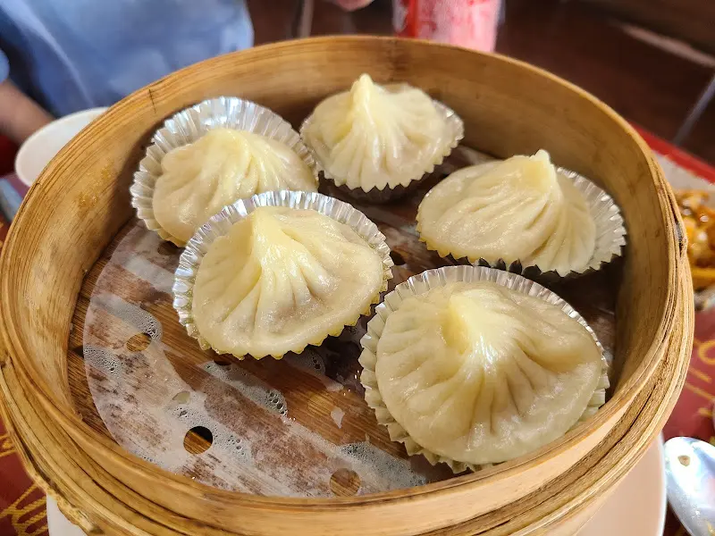 나무 찜기에 담겨 촉촉함을 유지한 채 제공되는 새우 쇼마이