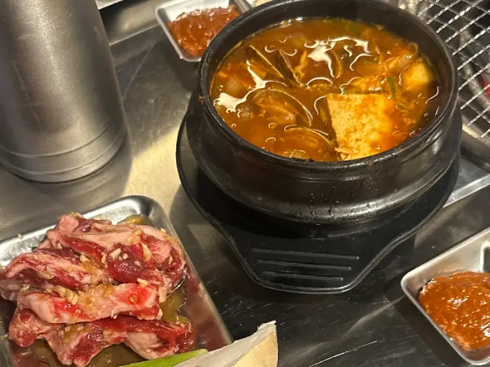 새빨간 국물이 인상적인 김치찌개