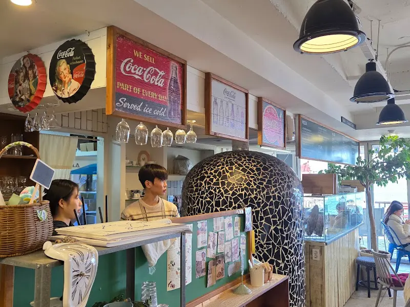 모자이크 타일로 장식된 화덕