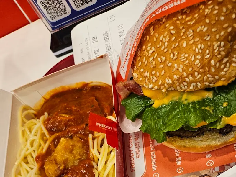 더블 클래식 치즈 버거와 스파게티