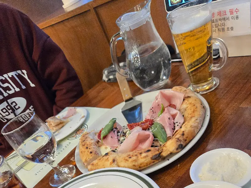 핏제리아루카 피자 근접샷