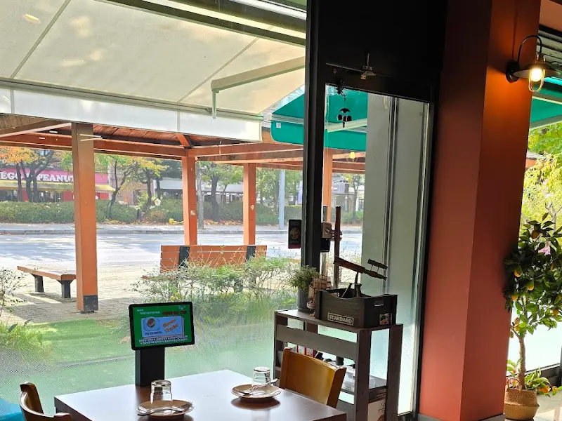 따뜻한 햇살이 들어오는 가게 내부