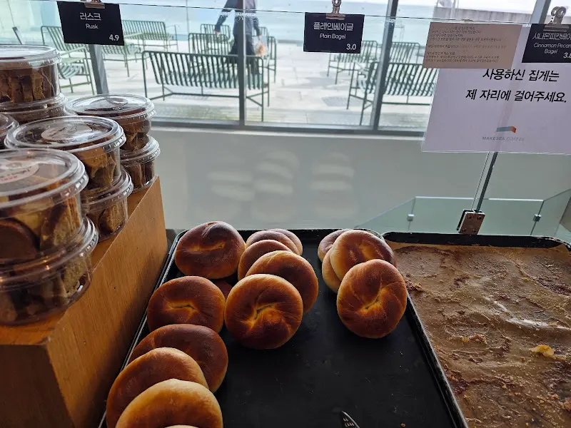 MAKE SEA COFFEE 베이글과 빵