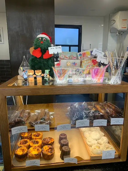 쇼케이스에 진열된 디저트