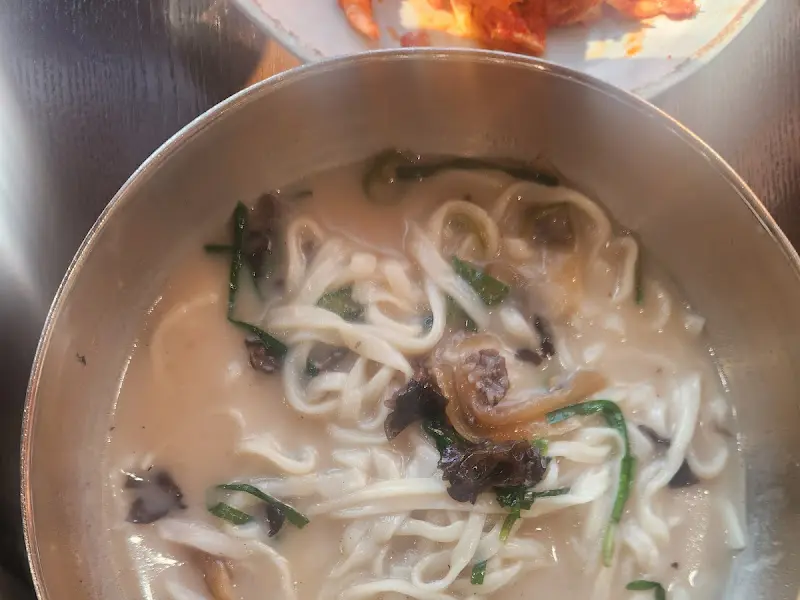 뽀얀 사골 육수의 칼국수