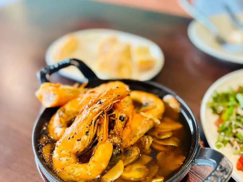 올리브 오일에 듬뿍 담긴 통통한 새우 감바스