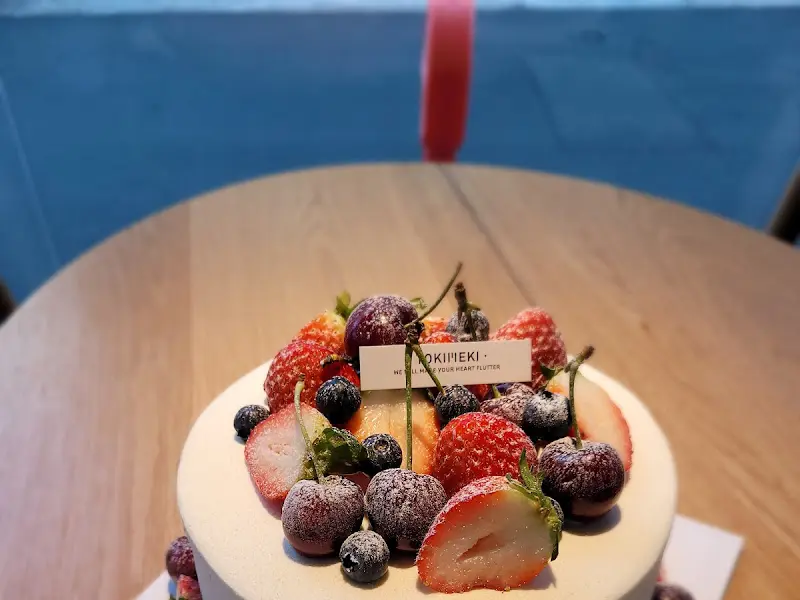 테이블 위에 놓인 딸기 케이크