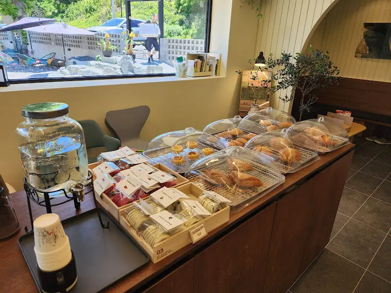 다양한 베이커리가 진열된 쇼케이스