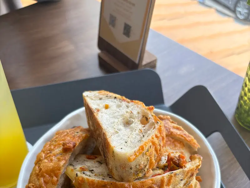 갓 구운 빵이 담긴 접시