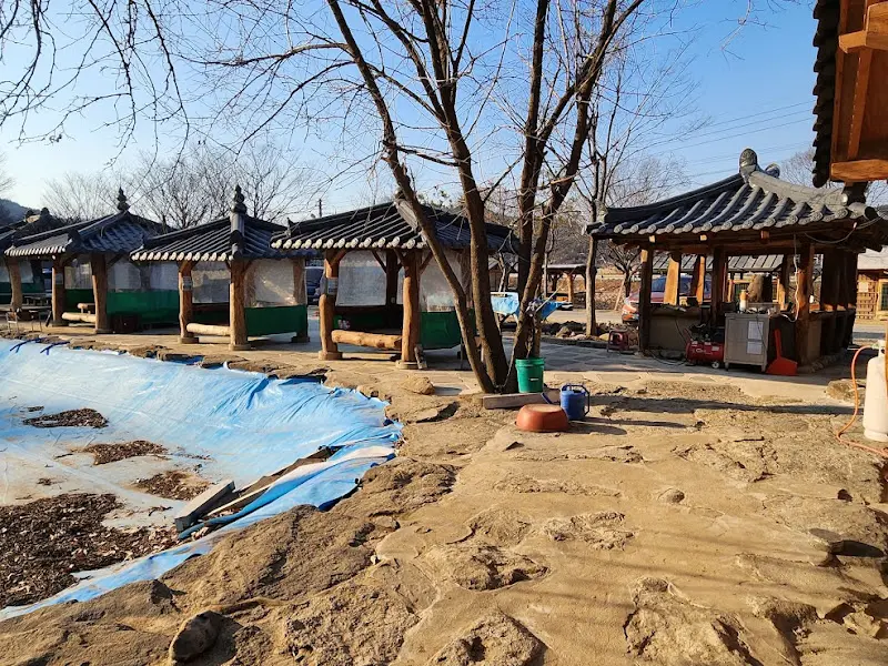 정갈하게 놓여진 식당 테이블