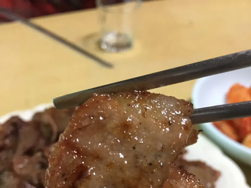 젓가락으로 집은 돼지불고기