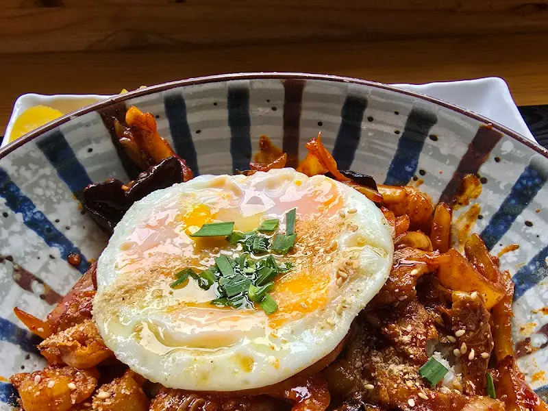 계란 프라이가 올려진 중화비빔밥