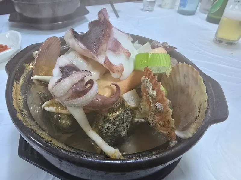 해물뚝배기 속 싱싱한 해산물