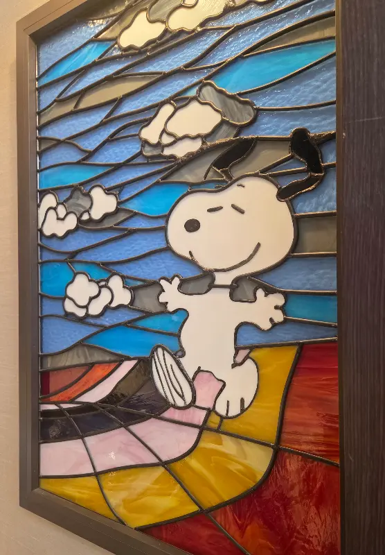 식당 내부에 걸려있던 스누피 스테인드글라스